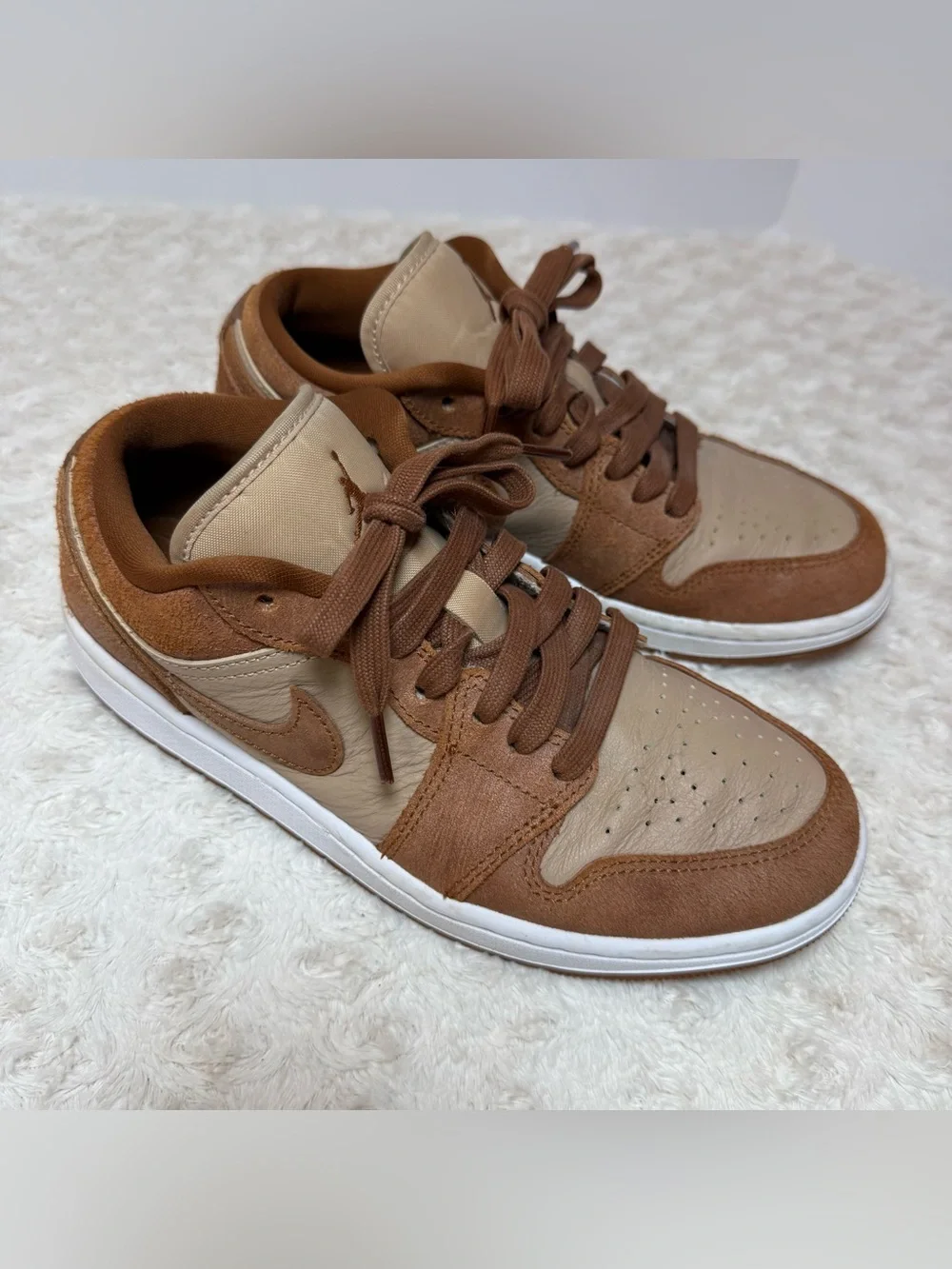 Nike Low-Top Sneakers in Beige and Brown